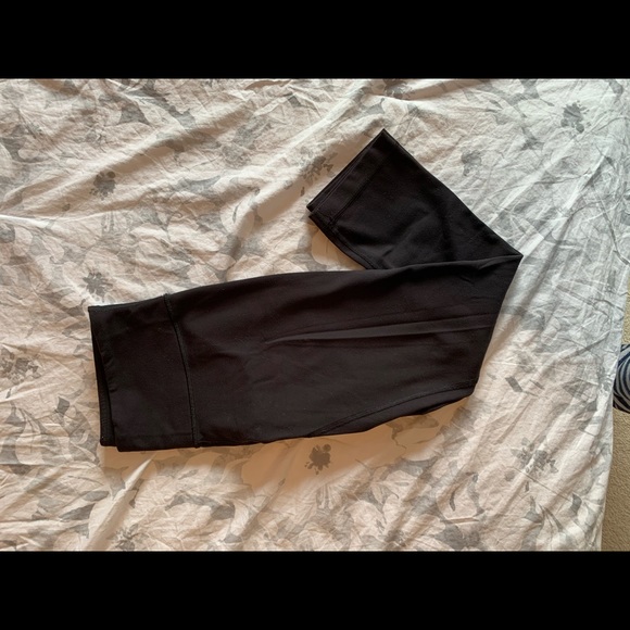 Lululemon 21” Cropped Leggings (US 6) - Picture 9 of 10
